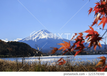 從河口湖畔拍攝的富士山和秋葉 121578380