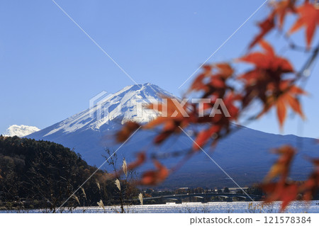 Mount Fuji and autumn leaves taken from the shores of Lake Kawaguchi 121578384
