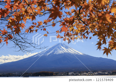 Mount Fuji and autumn leaves taken from the shores of Lake Kawaguchi 121578409