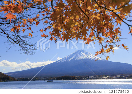 從河口湖畔拍攝的富士山和秋葉 從河口湖畔拍攝的富士山和秋葉 121578430