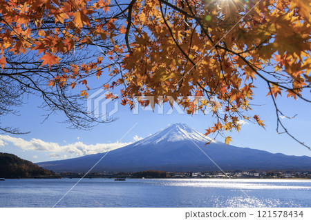 從河口湖畔拍攝的富士山和秋葉 從河口湖畔拍攝的富士山和秋葉 121578434