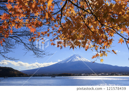 從河口湖畔拍攝的富士山和秋葉 從河口湖畔拍攝的富士山和秋葉 121578439