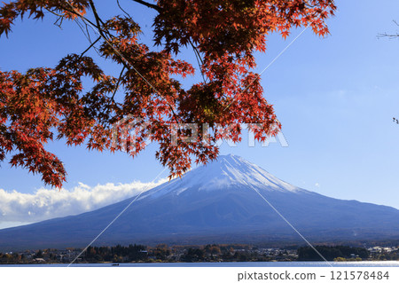 從河口湖畔拍攝的富士山和秋葉 121578484