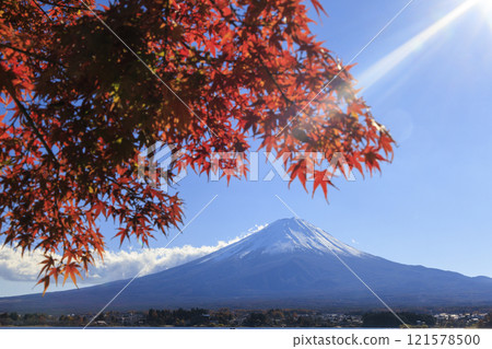 從河口湖畔拍攝的富士山和秋葉 121578500