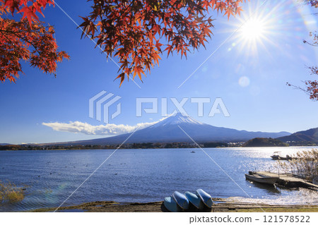 從河口湖畔拍攝的富士山和秋葉 121578522