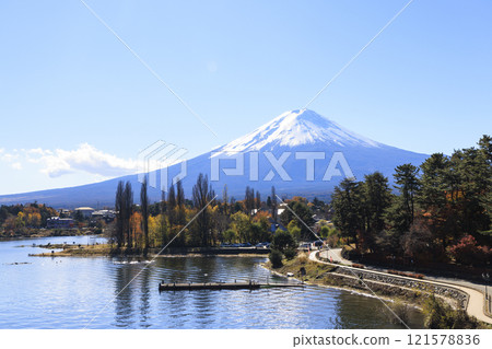 Mt. Fuji and Lake Kawaguchi from late autumn to winter 121578836