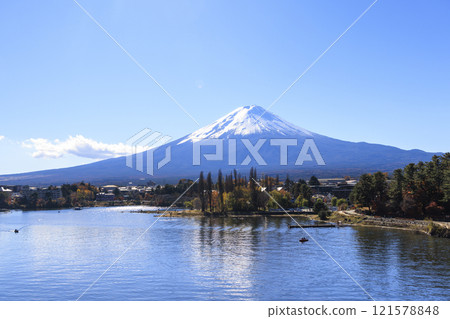 Mt. Fuji and Lake Kawaguchi from late autumn to winter 121578848