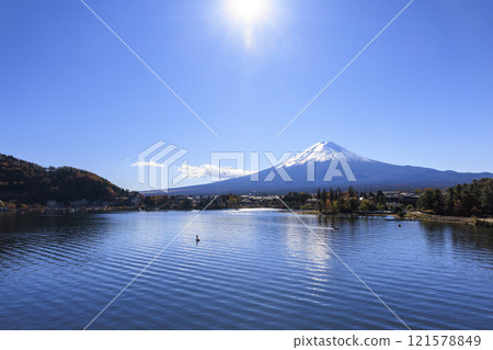 Mt. Fuji and Lake Kawaguchi from late autumn to winter 121578849