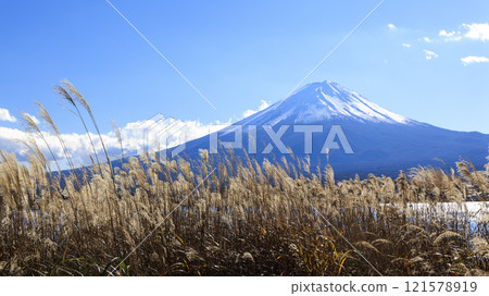Mt. Fuji and Lake Kawaguchi from late autumn to winter Mt. Fuji and Lake Kawaguchi from late autumn to winter 121578919
