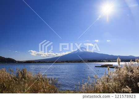 深秋至冬季的富士山和河口湖 深秋至冬季的富士山和河口湖 121578923