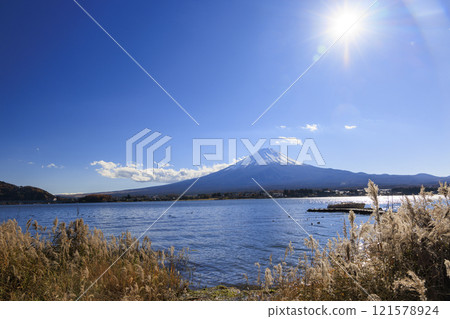 深秋至冬季的富士山和河口湖 深秋至冬季的富士山和河口湖 121578924