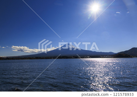 Mt. Fuji and Lake Kawaguchi from late autumn to winter 121578933