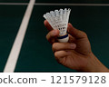 手拿著羽毛球毽子 121579128