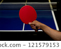 打乒乓球的男人的手 121579153