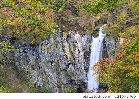 紅葉映照下的華嚴瀑布 奧日光 121579400
