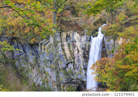 紅葉映照下的華嚴瀑布 奧日光 121579401
