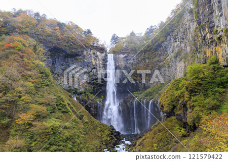 紅葉映照下的華嚴瀑布 奧日光 121579422