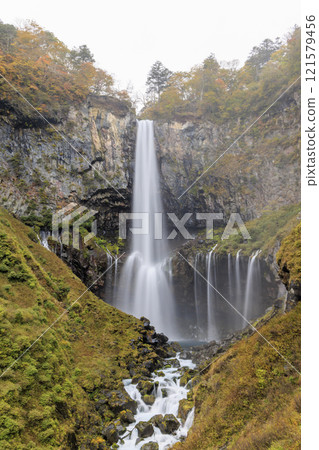 紅葉映照下的華嚴瀑布 奧日光 121579456