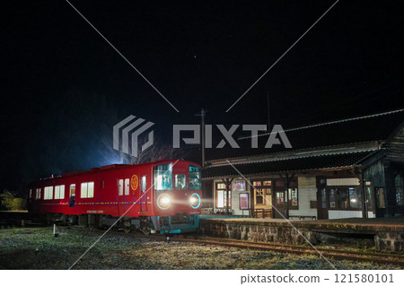 BIG EYE (JR Kyushu, Heisei Chikuho Railway) stops at a rural station BIG EYE (JR Kyushu, Heisei Chikuho Railway) stops at a rural station 121580101