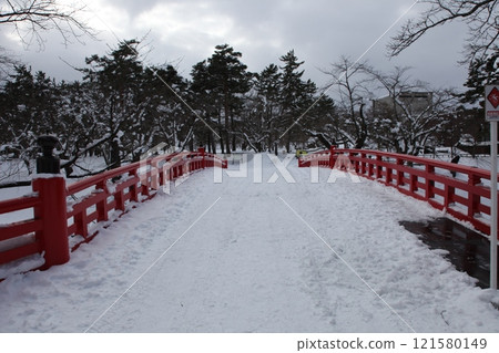 Snowy scenery of the cedar bridge_Hirosaki Castle 121580149