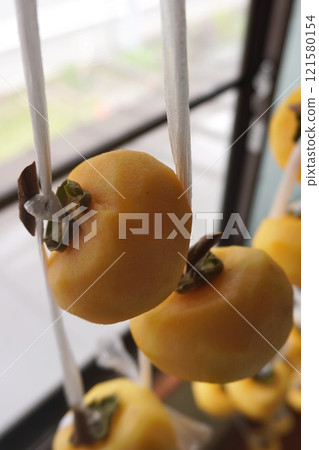 Making dried persimmons (corridor) 05 121580154