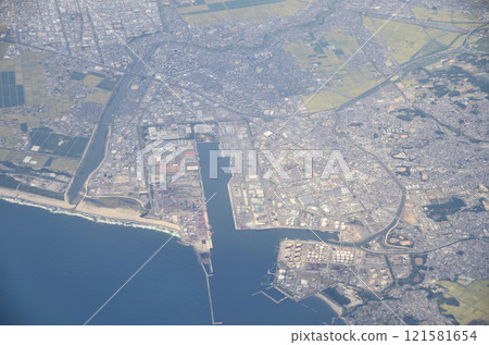 從面向西的太平洋上空看到的仙台港，清楚地表明它是透過挖掘建造的。 121581654