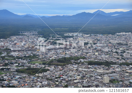 千歲站週邊的千歲市中心從上方往西看 121581657