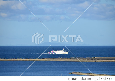 以庫頁島為背景，從禮文島香深港開往稚內港的中心地帶渡輪“Cypria Soya” 121581658