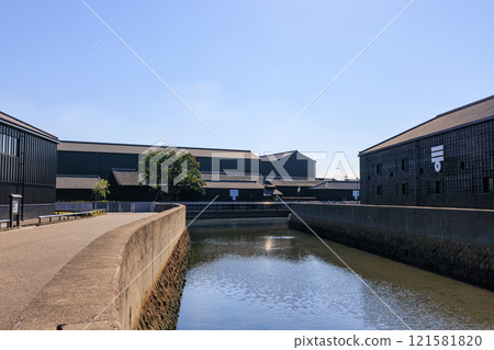 Handa Canal in Autumn, the town of storehouses, Handa City, Aichi Prefecture 121581820