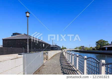 Handa Canal in Autumn, the town of storehouses, Handa City, Aichi Prefecture 121581823