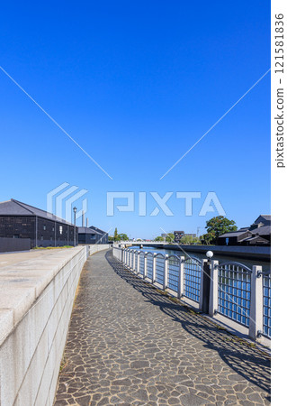 Handa Canal in Autumn, the town of storehouses, Handa City, Aichi Prefecture 121581836