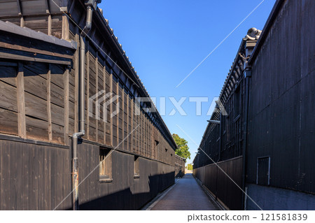 Kurokabe (black wall) along the Handa Canal in autumn, Handa City, Aichi Prefecture Kurokabe (black wall) along the Handa Canal in autumn, Handa City, Aichi Prefecture 121581839