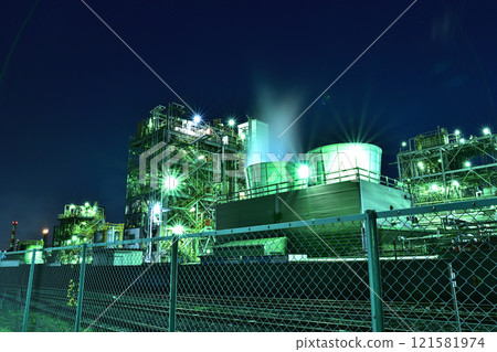 京濱工業區夜間的工廠和工業軌道 121581974