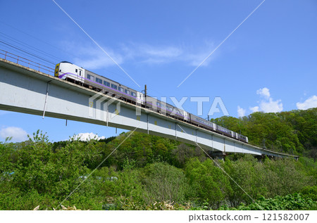 特快「大空號」在綠意盎然、蔚藍天空的關正線高架橋上平穩行駛。 121582007