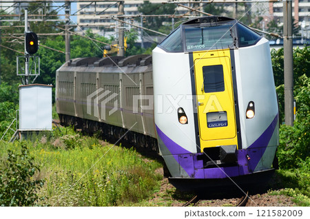 Kiha 261系列1000系列採用LED型和窗簾式不同顏色的「OZORA」標記,運作平穩。 Kiha 261系列1000系列採用LED型和窗簾式不同顏色的「OZORA」標記,運作平穩。 121582009