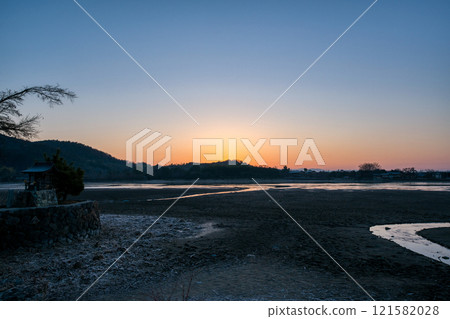 京都市右京區冬天的廣澤池的清晨照片。 121582028