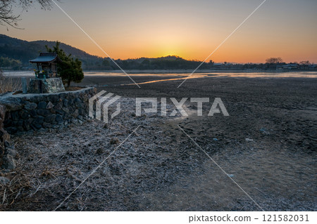 京都市右京區冬天的廣澤池的清晨照片。 京都市右京區冬天的廣澤池的清晨照片。 121582031
