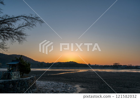 京都市右京區冬天的廣澤池的清晨照片。 京都市右京區冬天的廣澤池的清晨照片。 121582032