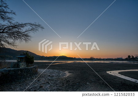 京都市右京區冬天的廣澤池的清晨照片。 121582033