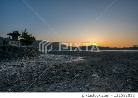 京都市右京區冬天的廣澤池的清晨照片。 京都市右京區冬天的廣澤池的清晨照片。 121582038