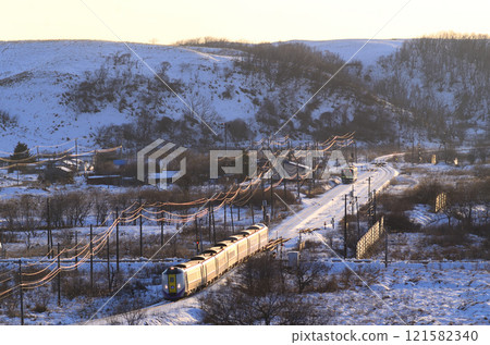 The express train "Ozora" passed through Shakubetsu signal station with its body shining silver, where an oncoming local train was waiting. 121582340