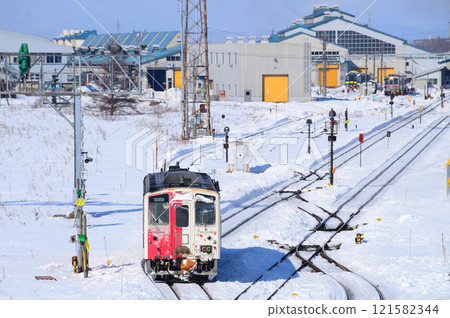 進入釧路交通站的「地球探索鐵道花崎線繞行列車」(前行列車、後續列車) 進入釧路交通站的「地球探索鐵道花崎線繞行列車」(前行列車、後續列車) 121582344