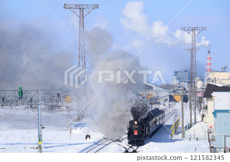 釧路交通車站內的出發地行駛的「SL冬之濕原」(繞行列車) 釧路交通車站內的出發地行駛的「SL冬之濕原」(繞行列車) 121582345