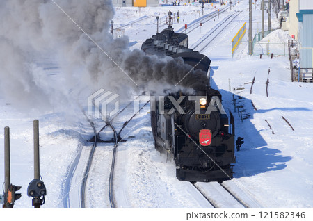 「SL 冬之濕原」(穿梭列車)以釧路交通站內的某點為中心蜿蜒編隊,向出發線行駛。 「SL 冬之濕原」(穿梭列車)以釧路交通站內的某點為中心蜿蜒編隊,向出發線行駛。 121582346
