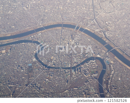 The area around Kita-Senju Station, where the Arakawa and Sumida rivers intertwine in a complex manner with railway lines and major roads. 121582526