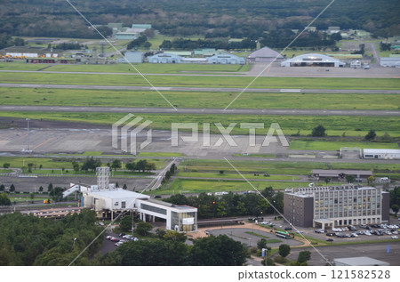 從上方看的南千歲站和航空自衛隊千歲機場跑道 121582528