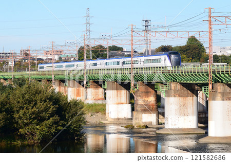 穿越玉川鐵路橋的中央本線E353系列特急“甲斐號” 穿越玉川鐵路橋的中央本線E353系列特急“甲斐號” 121582686