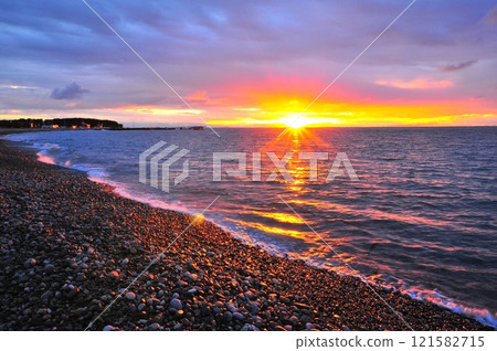 沐浴在夕陽下的海岸 121582715