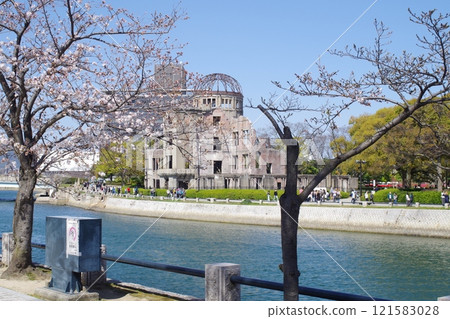 Atomic Bomb Dome seen from Peace Memorial Park 121583028