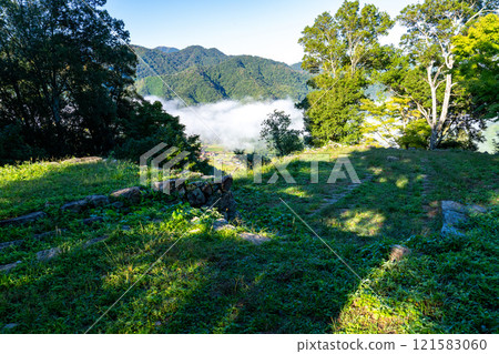 【日本名城百選】秋日清晨的津和野城、廚房砲塔遺址和雲海，島根縣嘉石郡津和野町 121583060